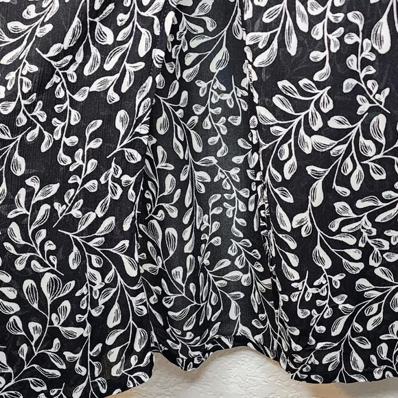 J. Jill Black and White Midi Skirt, A Line Sz XS Floral w Elastic Waist and Slit - Picture 5 of 13